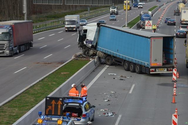 A5 bei Offenburg: Laster kollidieren – 100.000 Euro Schaden