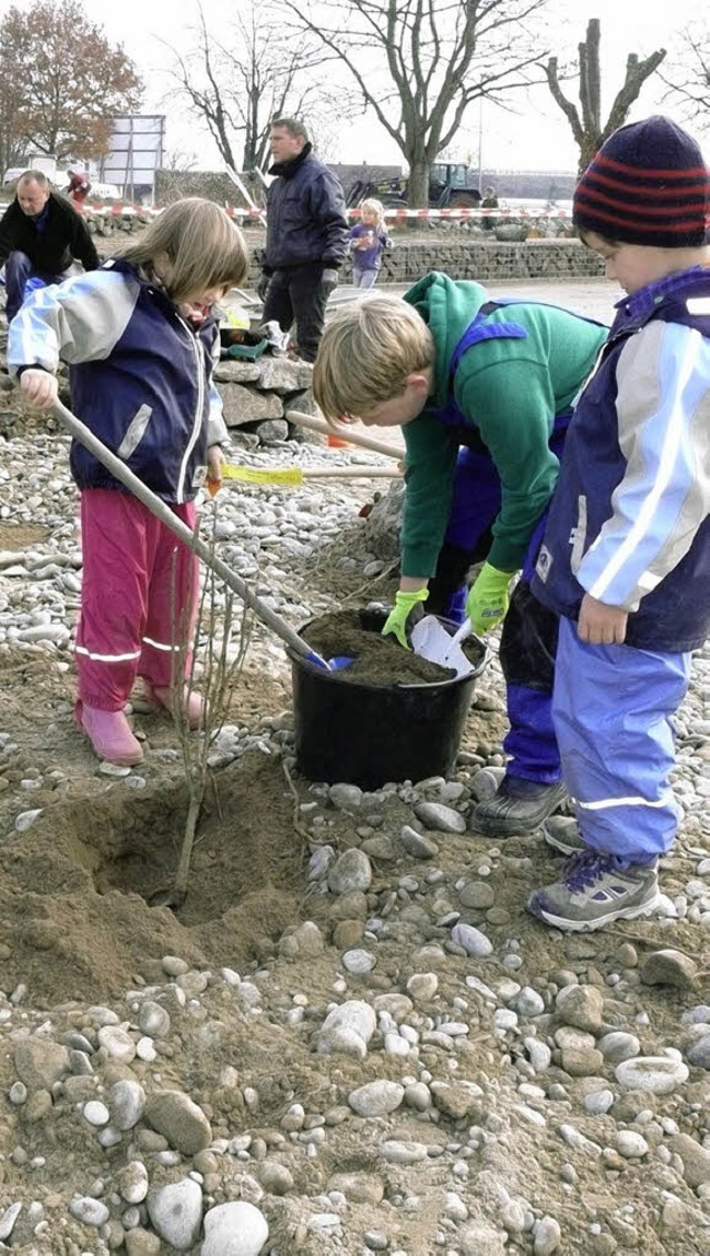 Sasbacher Kinder beim Pflanzeinsatz.   | Foto: Privat