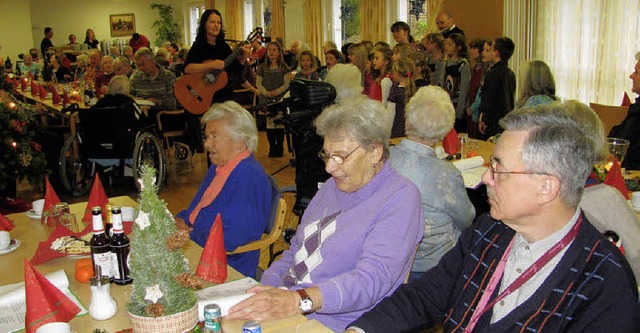 Bereitwillig lieen sich die Senioren ... Musikschule zum Mitsingen animieren.   | Foto: Privat