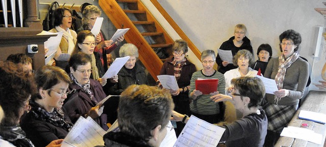 Der Lausheimer Frauenchor unter Fhrun...troziniums in der St. Nikolaus Kirche.  | Foto: Dietmar Noeske