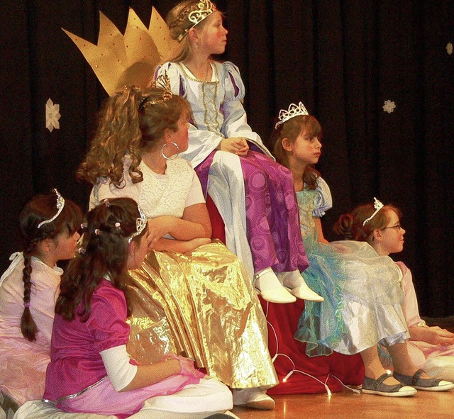 Bunt kostmiert und mit tollen Einfll...undschulkinder ihr Vorweihnachtsfest.   | Foto: Georg Diehl