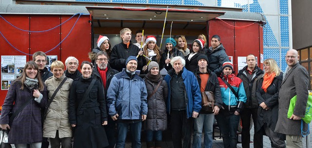 Gestern wurde der Kchenwagen bergebe...hmen von Jugendbauprojekten entstand.   | Foto: Ruda