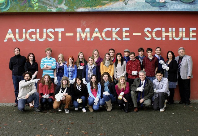 Die am Hilfsprojekt beteiligten Schle...gust-Macke-Schule zum Erinnerungsfoto.  | Foto: Cremer