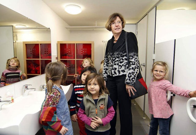 Brgermeisterin Gerda Stuchlik (mitten...n von den Kindergartenkindern zeigen.   | Foto: Albert Josef Schmidt