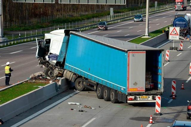 Lastwagenkollision auf der A5: Betonwand verhindert Schlimmeres