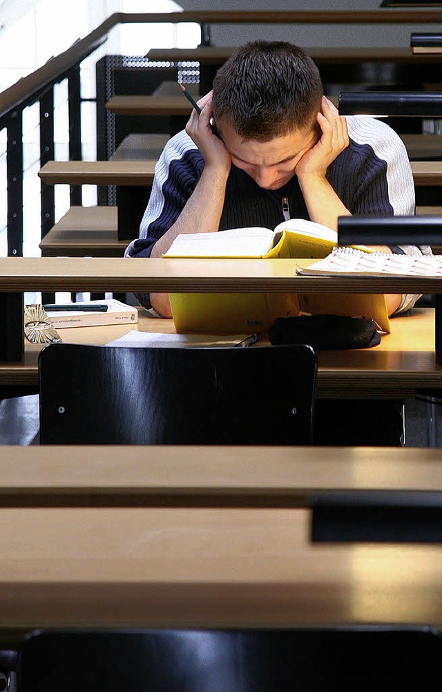 Ein Student beim Lernen   | Foto: ddp