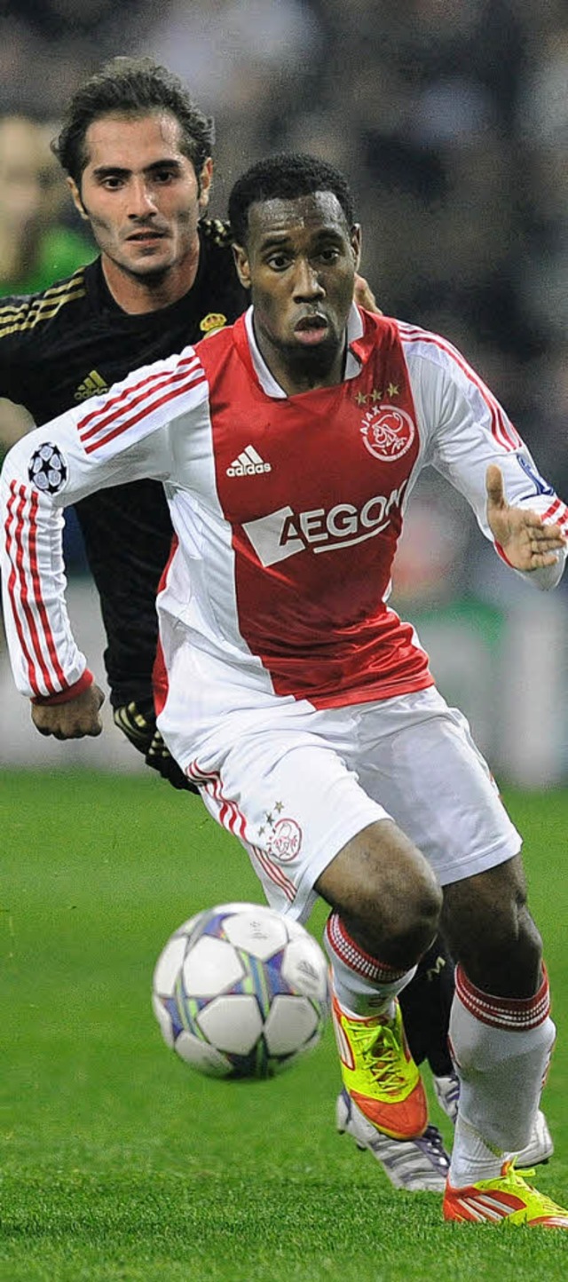 Ajax-Kicker Enoh rennt hier Hamit Altintop davon.   | Foto: afp