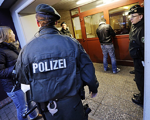 Polizisten kontrollieren Bewohner des ...maliche Terrorist festgenommen wurde.  | Foto: dpa