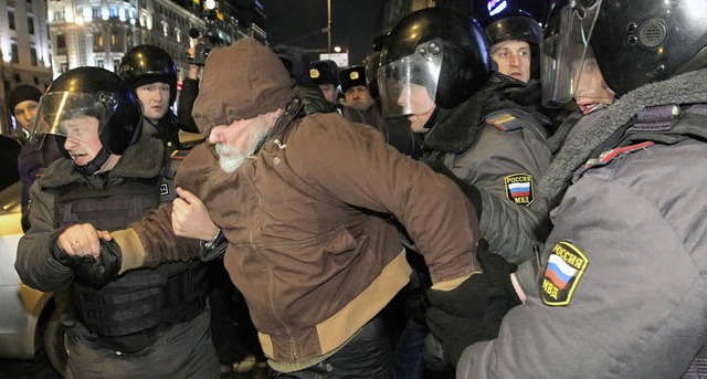 Hunderte von Demonstranten wurden, wie...von der russischen Polizei verhaftet.   | Foto: dpa