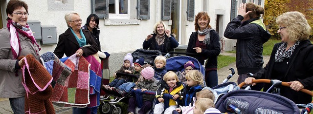 Sonnenwirbele sind gut gerstet: Warme... Spaziergang spendeten die Landfrauen.  | Foto: Hge