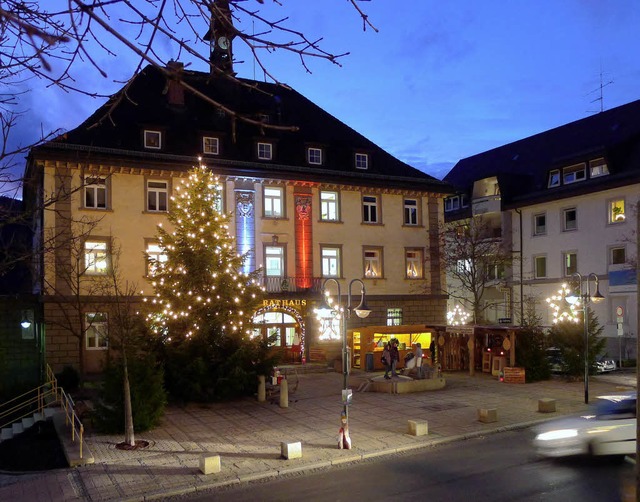 Im Lichterglanz bietet das Neustdter rathaus einen weihnachtlichen Snblick.  | Foto: Thomas Winckelmann