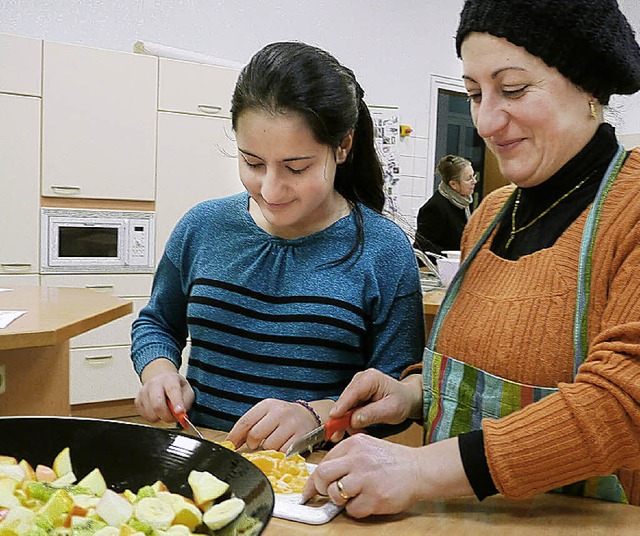 Gemeinsam kochen und essen bei der Lahrer Tafel.   | Foto: Nadine Zeller