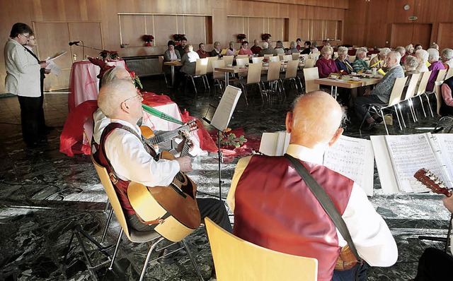 Die Mandolinengruppe begleitete das Singen.   | Foto: ch. breithaupt