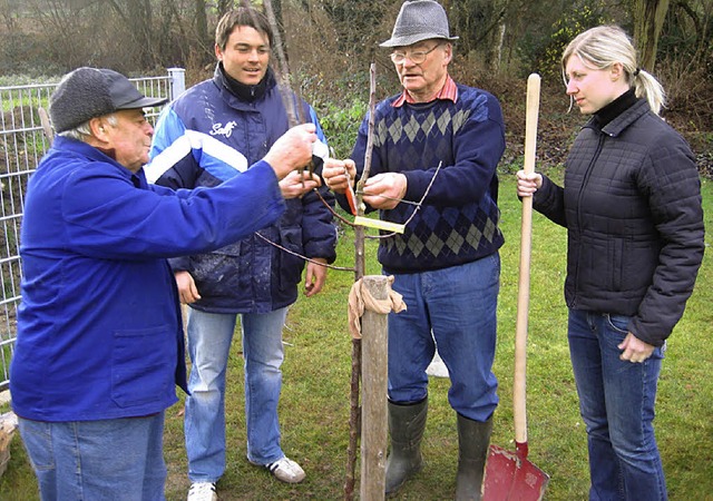 An die Spaten: Walter Huck, Matthias Gutbrod, Eugen Schrempp und Helena Gutbrod.  | Foto: AB