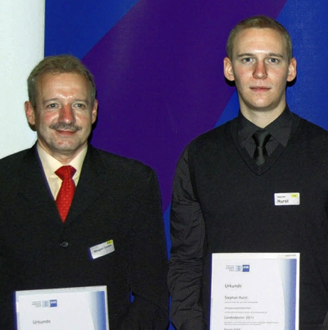 Stephan Hurst (rechts) und sein Ausbil... Otto Hebding bei der Preisverleihung.  | Foto: Neugart