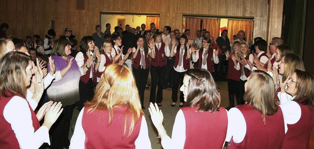 Zum Abschluss des Konzerts tanzten die Btzinger Musikerinnen einen Reigen.   | Foto: horst david