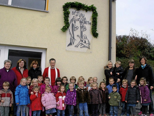 Pfarrer Johannes Gut weihte das neue  ...nd natrlich die  Kindergartenkinder.   | Foto: herbert trogus