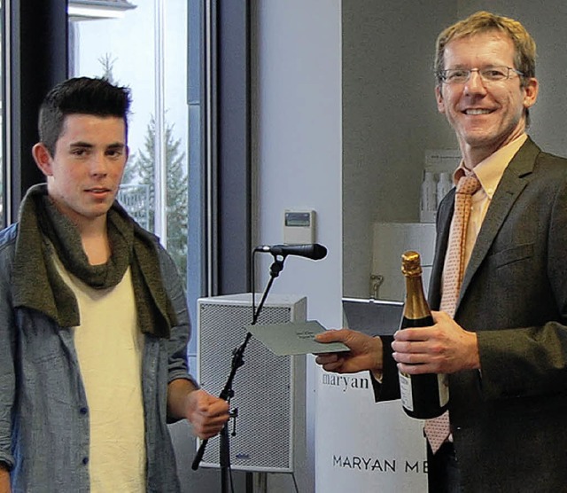 Klassensprecher Tobias La Fiura bedank...r Tobias Kser fr die Untersttzung.   | Foto: BZ