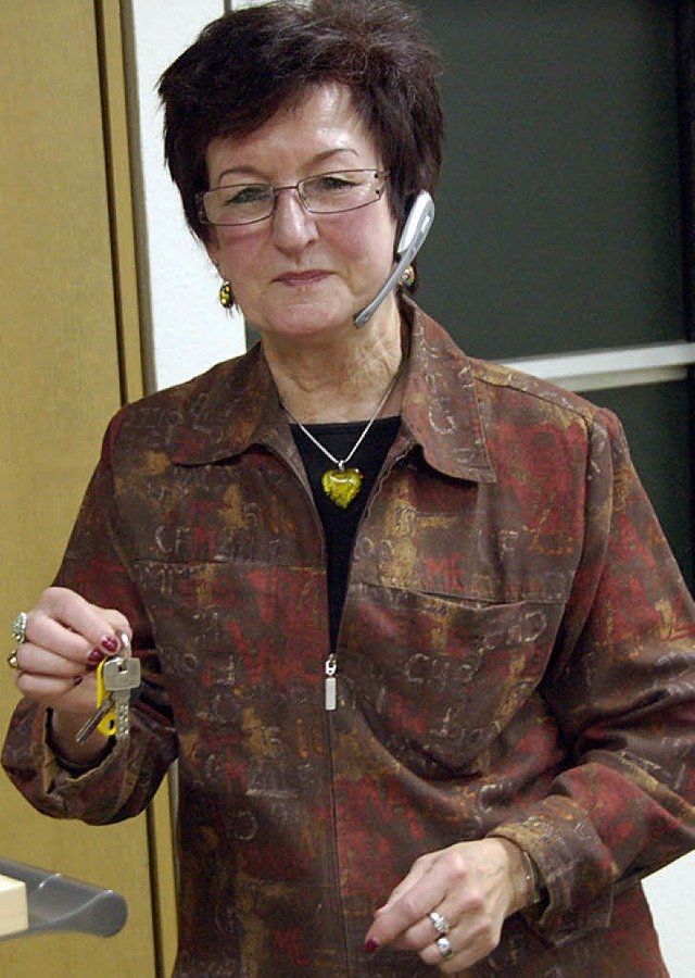 Ursula Sutter von der Telefonzentrale im Rathaus gibt die Fahrradschlssel raus.  | Foto: Peter Gerigk