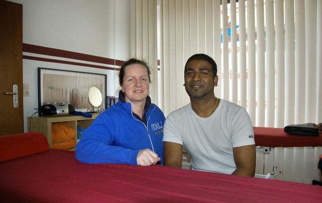 Dagmar Draeger und Mugunthan Raveendran an einer Massagebank  | Foto: Peter Gerigk