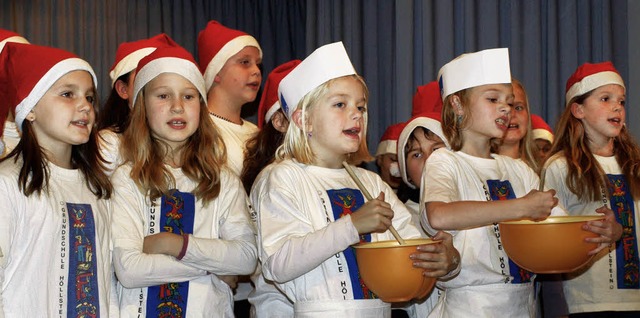 Bei der vorweihnachtlichen Feier der S...ervogelchor der Grundschule Hllstein.  | Foto: Paul Schleer