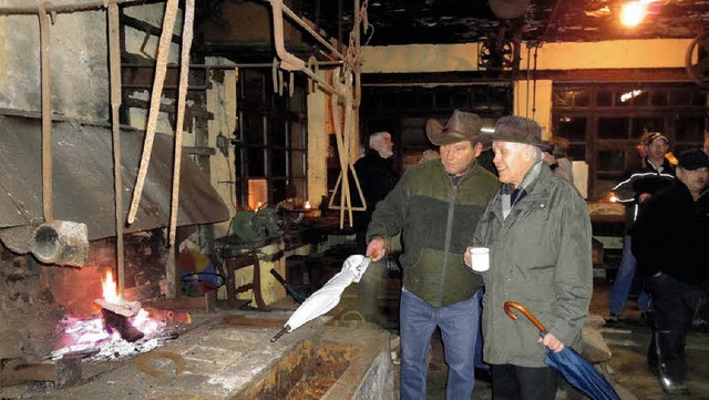 Viele Menschen aus Mambach und der Nac...sehen mit der alten Schmiede im Dorf.   | Foto: Hartenstein