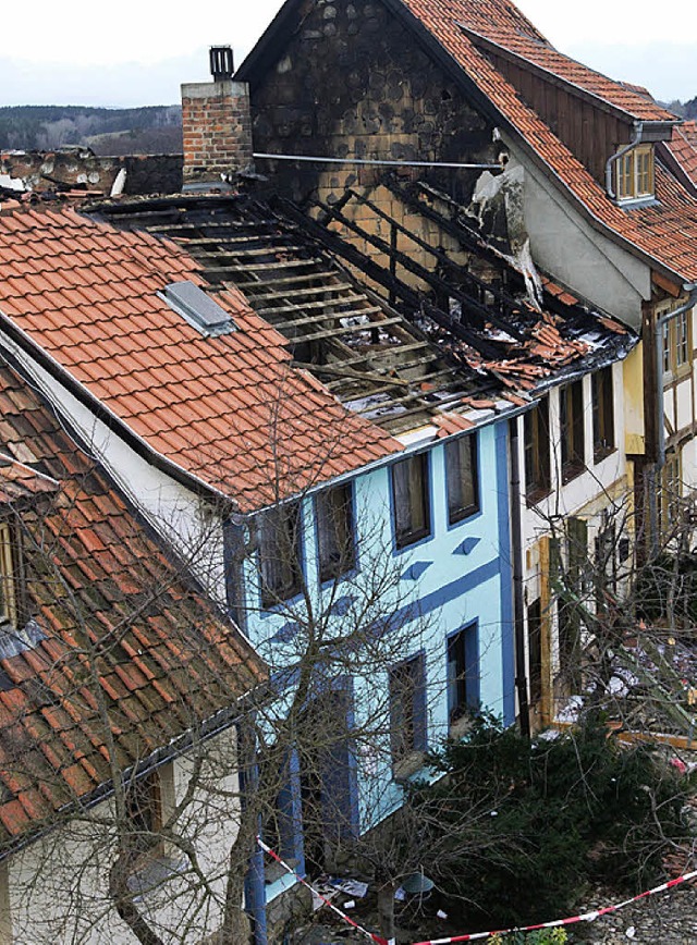 Ausgerechnet zwei bereits sanierte Huser fielen den Flammen zum Opfer.   | Foto: dpa