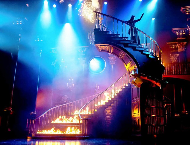 Groes Bhnenspektakel: Lichttheater, flammende Treppe in &#8222;Rebecca&#8220;   | Foto: dpa