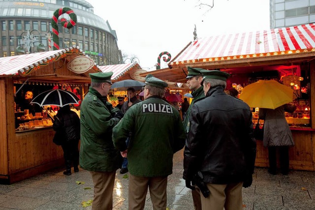 Polizisten stehen in Berlin vor dem We...lm-Gedchtniskirche am Kurfrstendamm.  | Foto: dapd