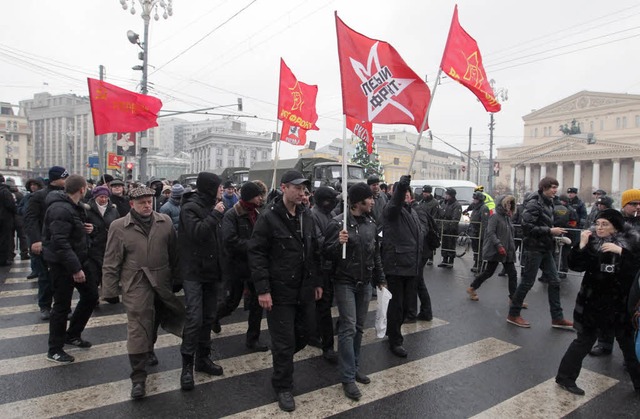 Ein Marsch linker Protestierer bei der...tration gegen die russische Regierung.  | Foto: dpa