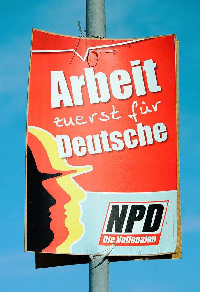 Ein Wahlplakat warb fr die  rechtsextreme NPD.  | Foto: dpa