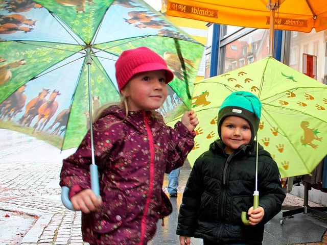 Gut beschirmt lieen sich diese jungen...tbesucher vom Regen nicht beindrucken.  | Foto: Martha Weishaar