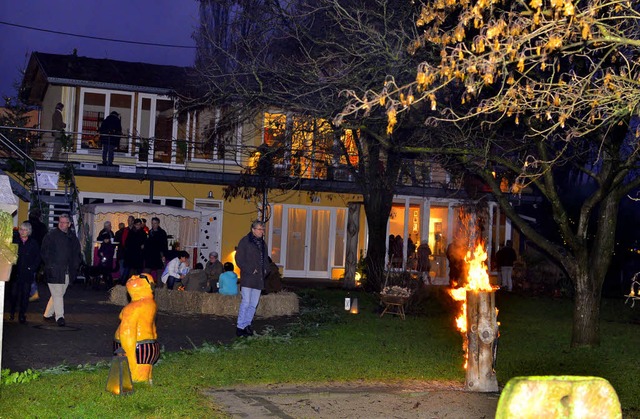 Schwedenfeuer tauchen das Areal des Ze...Handwerk und Kultur in  weiches Licht.  | Foto: Dieter Erggelet