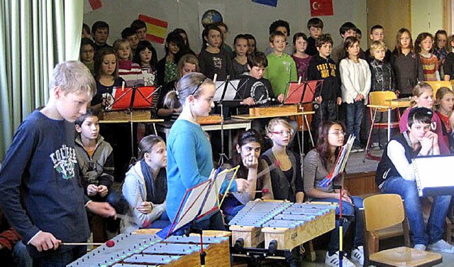 Die Klasse 6 und das Orff-Orchester ge...gelischen Kirchengemeinde musikalisch.  | Foto: Kindle