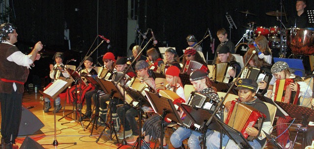 Ruedi Dahinden dirigiert den Nachwuchs des Akkordeonorchesters Wehr.   | Foto: hrvoje miloslavic