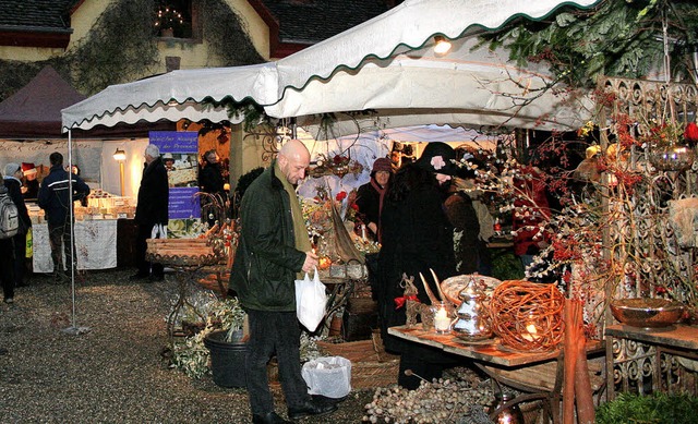 Viele Lichter sorgten rund um Schloss Bollschweil fr weihnachtliches Ambiente.   | Foto: michael saurer