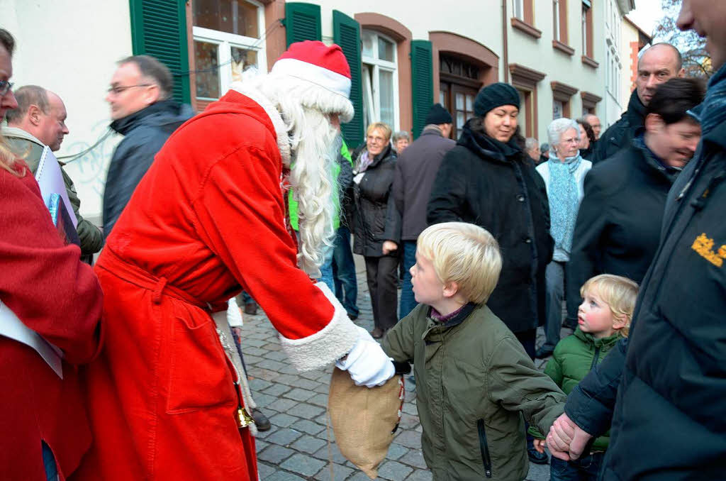 Der Nikolaus hatte fr die kleinsten Besucher Geschenke dabei