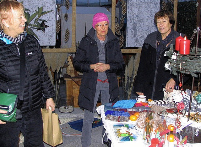 Die Rmminger Bastelfrauen beteiligen ...ts beim Bruckrainhof-Weihnachtsmarkt.   | Foto: Bode