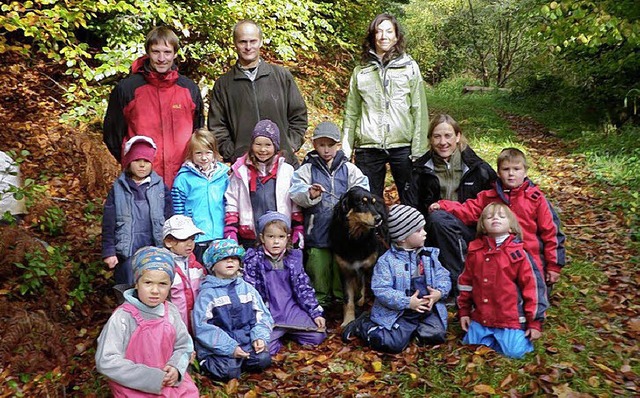 Mit dem Frster im Wald unterwegs   | Foto: Kindergarten