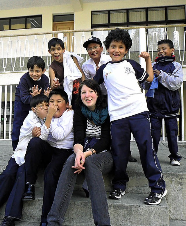 Valerie mit den von ihr betreuten bolivischen Jungen.   | Foto: privat