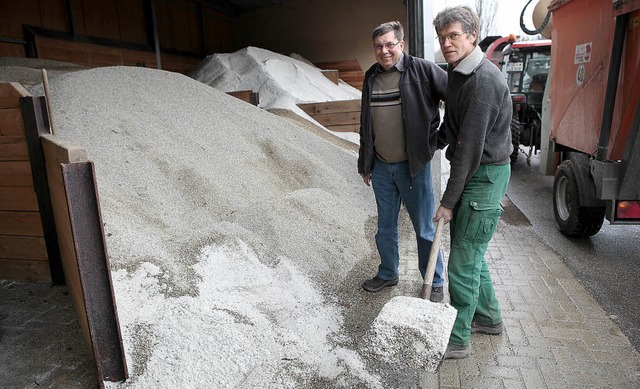 Reichlich  Streusalz vorhanden: Werner...ef (links) und Reinhard Haas vom BGL.   | Foto: Christoph Breithaupt