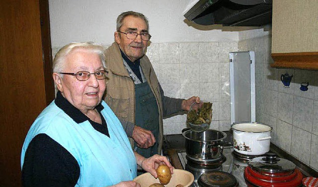 Beim Kochen: Hilda und Hugo Zrcher   | Foto: martin frenk