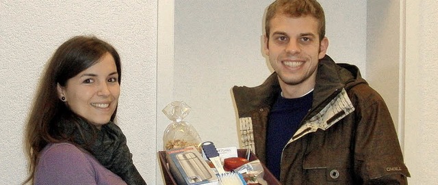 Gewinner Daniel Hees aus Schnau nahm ... Ginsky seinen Geschenkkorb entgegen.   | Foto: Privat
