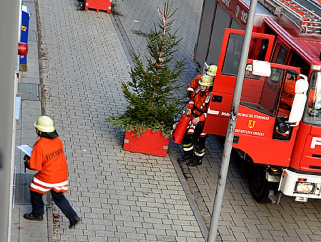 Einsatz im Advent: Die Rheinfelder Feuerwehr   | Foto: Staub