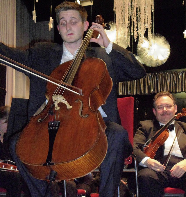 Cellosolist Jonas Vischi berzeugte be... Applaus des begeisterten Publikums.    | Foto: Bianca Flier