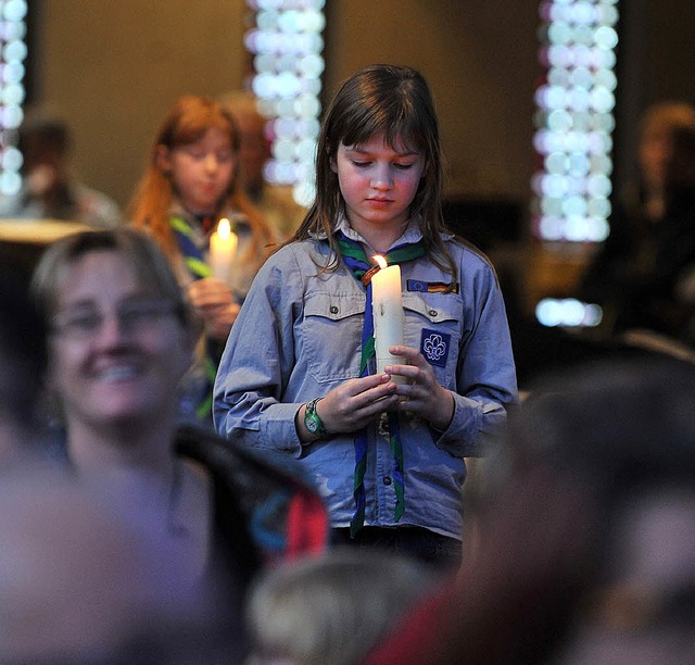 Pfadfinder in der Kirche St. Albert mit dem Friedenslicht  | Foto: rita eggstein