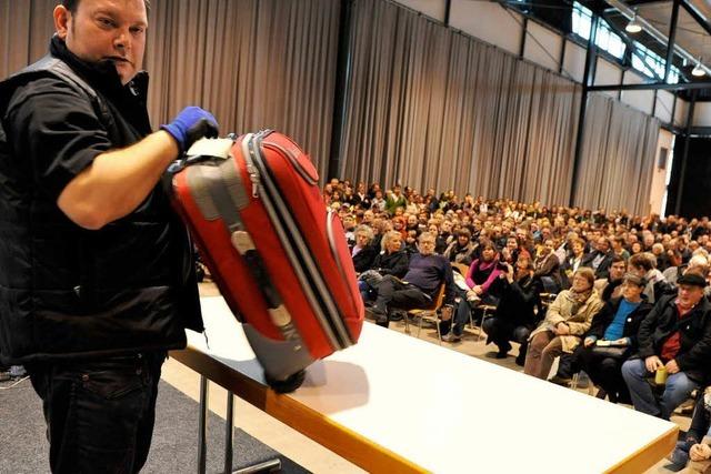 Erste Freiburger Kofferversteigerung: Hunderte suchen den Nervenkitzel
