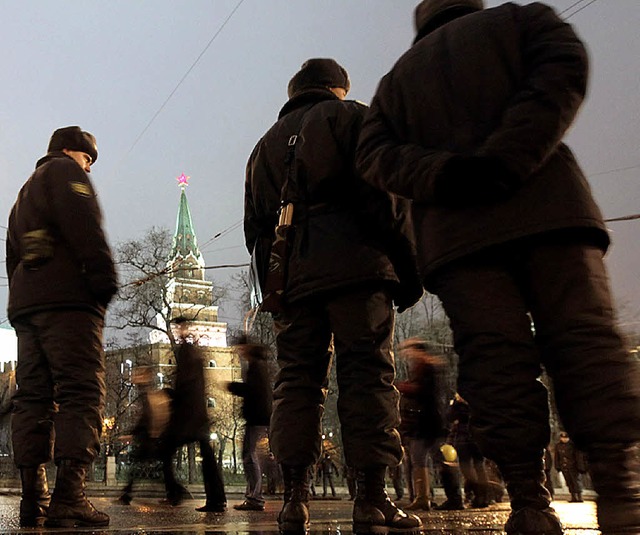 50000 Polizisten hat die russische Fhrung  in Moskau zusammengezogen.   | Foto: DPA