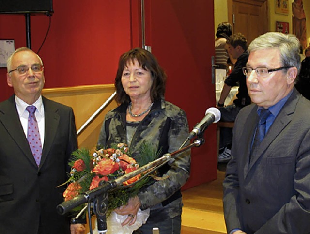 Peter Adler verabschiedete Michael Gay.... Blumen gab&#8217;s fr die Ehefrau.   | Foto: Ulrich Spielberger