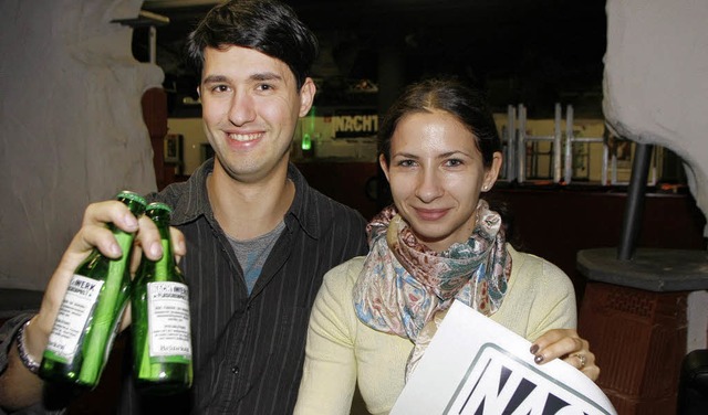 Dominik Erb und Melanie Bruder mit ihrer Flaschenpost   | Foto: Heidi FSSel